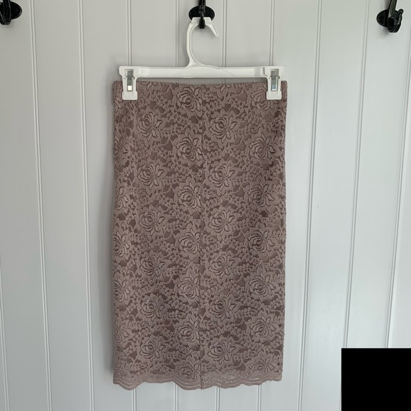 Forever 21 Lace Overlay Pencil Skirt Size Small - Picture 7 of 8